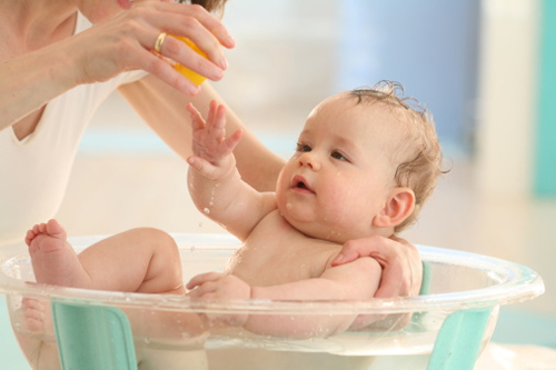 tắm cho bé bằng nước ấm với gừng hoặc tinh dầu.