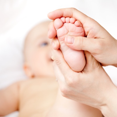 massage lòng bàn chân với tinh dầu giúp trẻ giảm ho, sổ mũi