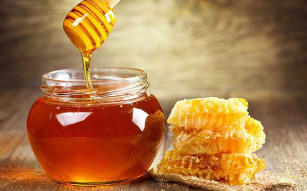 Mật ong có tác dụng như là một chất giảm ho tự nhiên, tăng cường hệ miễn dịch cho trẻ.