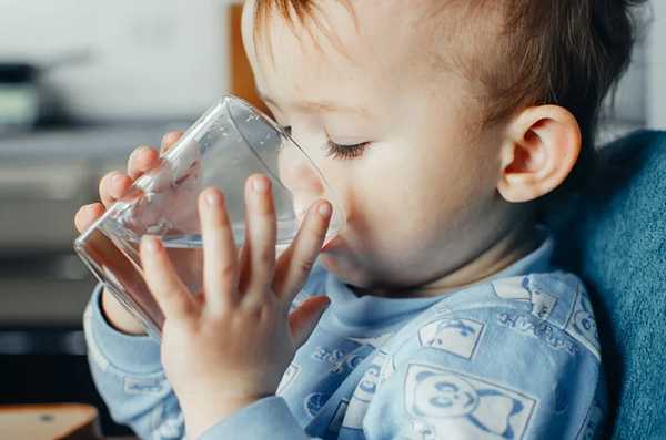 Bố mẹ cần đảm bảo bổ sung đầy đủ nước cho trẻ khi con bị ho do viêm phế quản.