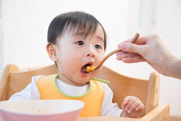 Việc chia nhỏ bữa ăn trong ngày giúp trẻ đang bị ho đờm dễ ăn, dễ hấp thụ hơn. 