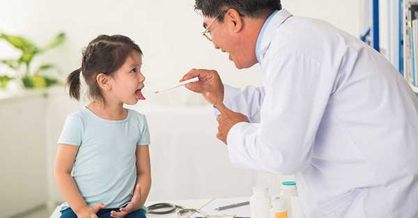 Để đảm bảo an toàn và hiệu quả, bố mẹ nên cho bé đi khám và nhận tư vấn của bác sĩ trước khi dùng thuốc tiêu đờm.