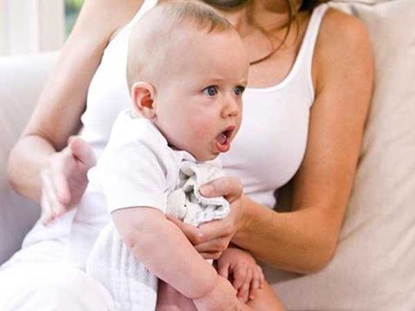 Phụ huynh có thể vỗ rung đờm cho con để giúp bé đẩy đờm nhớt ra khỏi đường hô hấp dễ dàng hơn. 