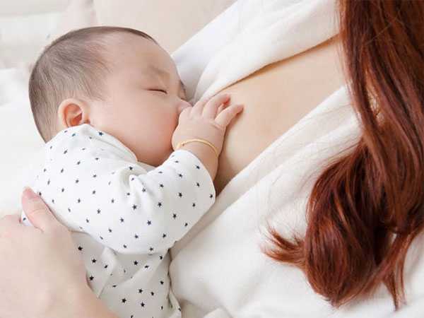Sữa mẹ giúp giảm tình trạng đau rát họng do ho nhiều đồng thời tăng cường sức đề kháng cho trẻ