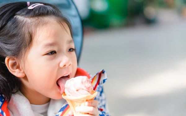 Mẹ không nên cho bé ăn kem, đồ ăn lạnh khi đang bị ho đờm.