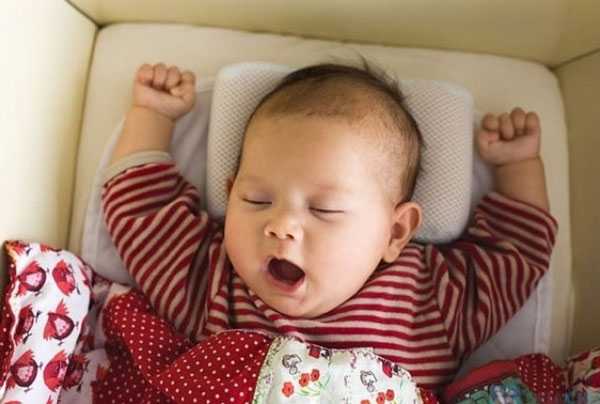 Kê cao đầu khi ngủ giúp nước mũi, dịch chảy ra ngoài, cho bé thở dễ dàng và ngủ ngon hơn