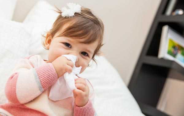Khi các triệu chứng trẻ ho sổ mũi sốt tăng lên thì cha mẹ cần đưa trẻ đi khám
