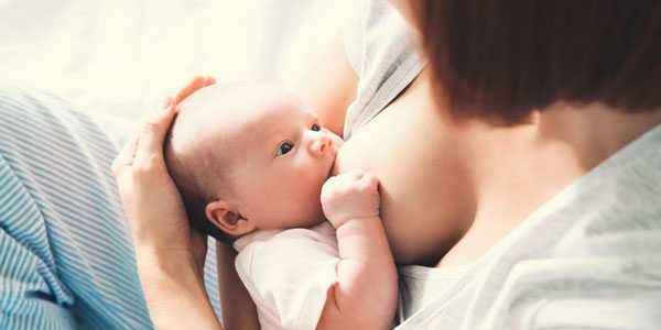 Cho trẻ sơ sinh dưới 6 tháng tuổi bú sữa mẹ giúp trẻ tăng sức đề kháng nhờ đó giảm ho 