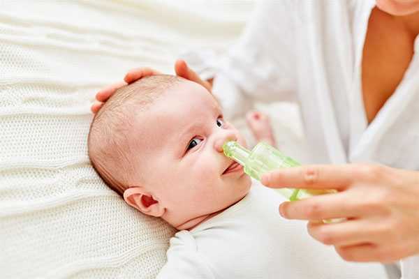 Vệ sinh sạch sẽ mũi họng bé mỗi ngày giúp cho đường thở thông thoáng, bé hô hấp dễ dàng hơn