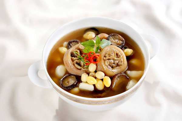 Móng giò hầm hạt sen là món ăn thơm ngon, bổ dưỡng cho mẹ sau sinh.