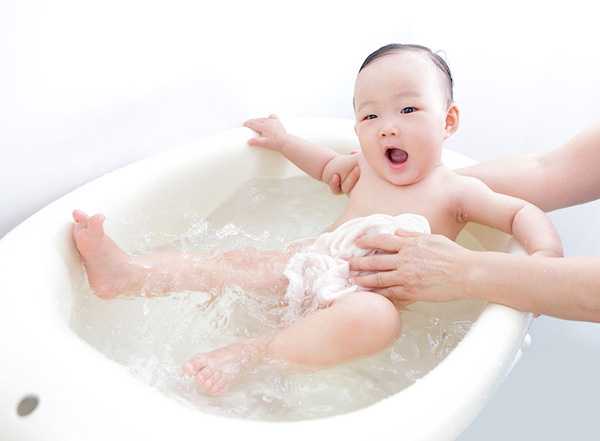 Mẹ tắm cho bé hàng ngày để loại bỏ hết bụi bẩn, vi khuẩn...