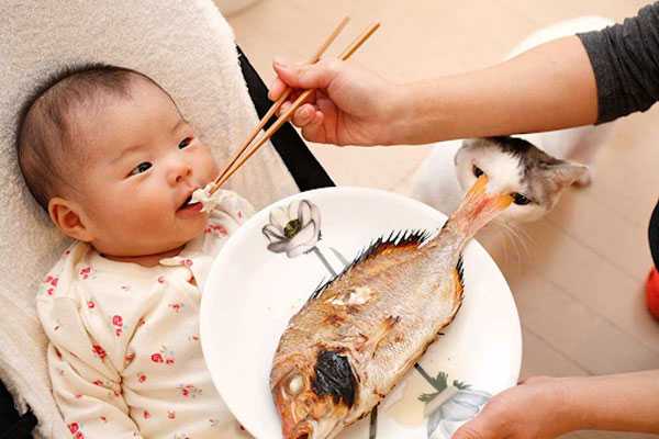 Hạn chế cho trẻ ăn thực phẩm có mùi tanh khi bị ho
