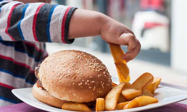 Ăn nhiều đồ chiên rán khiến trẻ khó tiêu, đầy bụng, tăng dịch đờm khiến trẻ ho nhiều hơn