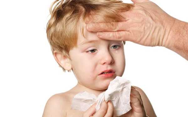 Trẻ bị viêm xoang cảm thấy mệt mỏi và kèm đau đầu