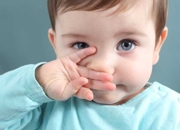 Ngoài ho khan, trẻ có thể còn bị ngứa mắt mũi, chân tay khi dị ứng với các dị nguyên