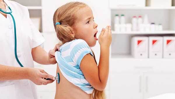 Bị viêm phế quản cấp khiến trẻ ho khá nhiều nhưng không kèm theo biểu hiện sốt, hoặc chỉ sốt nhẹ
