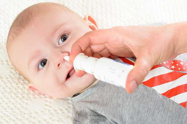 Mẹ nên vệ sinh mũi họng cho bé thường xuyên với nước muối sinh lý